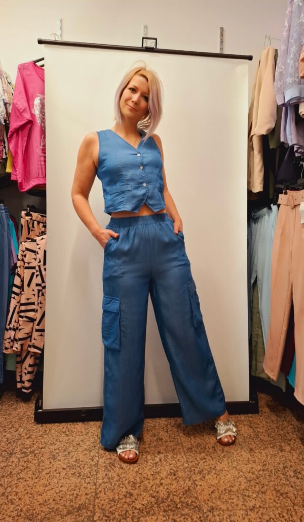 spletna-trgovina-z-zenskimi-oblacili-komplet-svetlo-modra-jeans