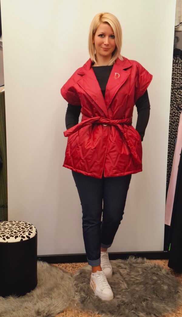 spletna-trgovina-z-zenskimi-oblacili-brezrokavnik-rdeca