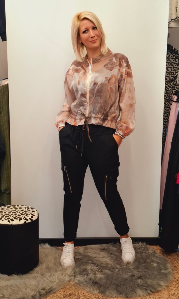 spletna-trgovina-z-zenskimi-oblacili-hlace-crna (16)