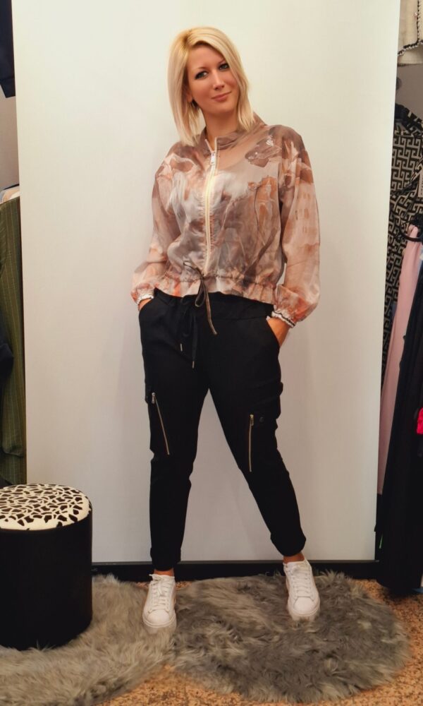 spletna-trgovina-z-zenskimi-oblacili-hlace-crna (16)