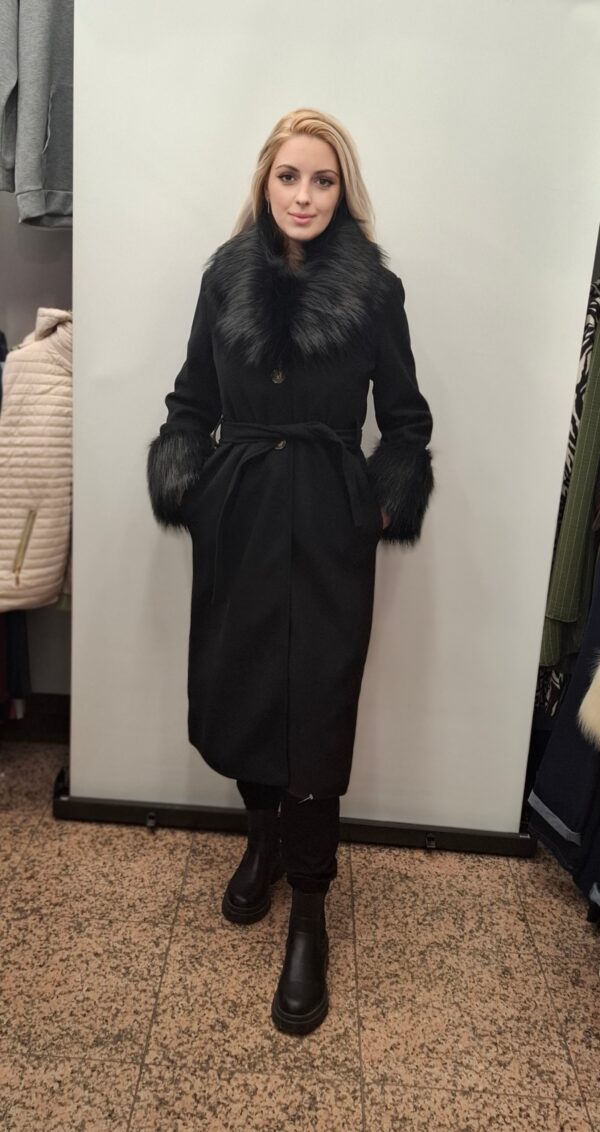 spletna-trgovina-z-zenskimi-oblacili-dolgi-plasc-krzno-crna