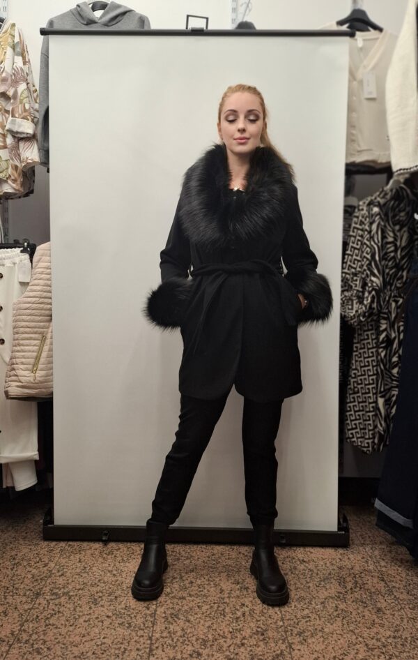 spletna-trgovina-z-zenskimi-oblacili-plasc-crna (6)