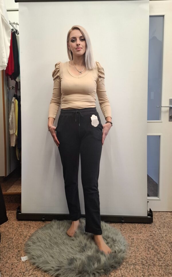 spletna-trgovina-z-zenskimi-oblacili-hlace-trenirka-podložene-tople-crna