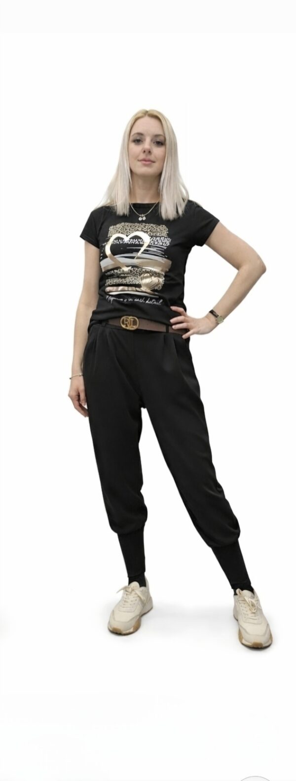 spletna-trgovina-z-oblacili-zenske-hlace-trenirka-crna-majica-s-kratkimi-rokavi-crna