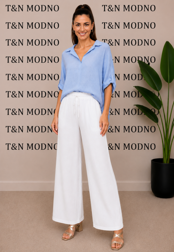 spletna-trgovina-z-oblacili-zenska-bluza-svetlo-modra-hlace-bela (2)