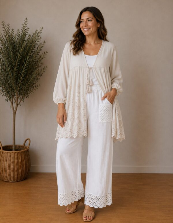 spletna-trgovina-z-oblacili-zenska-jopa-oversize-umazano-bela-lahkotna-hlace-bela-oversize
