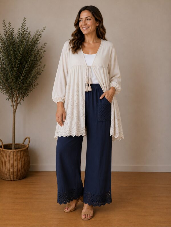 spletna-trgovina-z-oblacili-zenska-jopa-oversize-umazano-bela-lahkotna-hlace-temno-modra-oversize