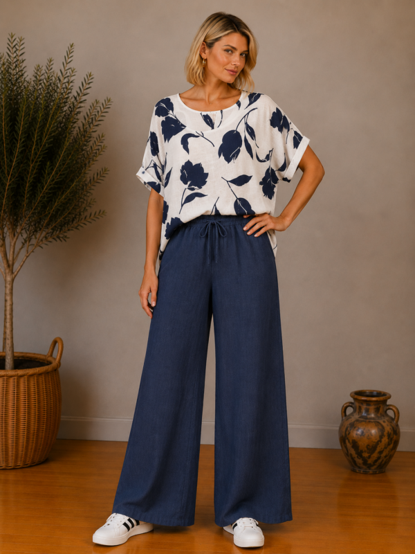 spletna-trgovina-z-oblacili-zenska-majica-kratek-rokav-unisize-oversize-bela-vzorcasta-hlace-bombaz-dolge-temno-modra